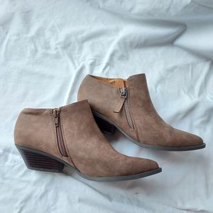 IndigoRd• Women's Brown Leather Zip Booties